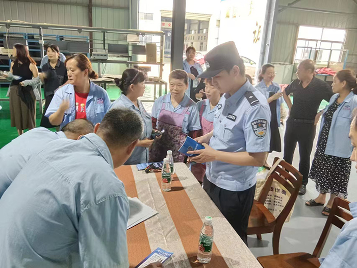 东北塘派出所民警深入佳创不锈钢公司开展打击网络谣言宣传活动